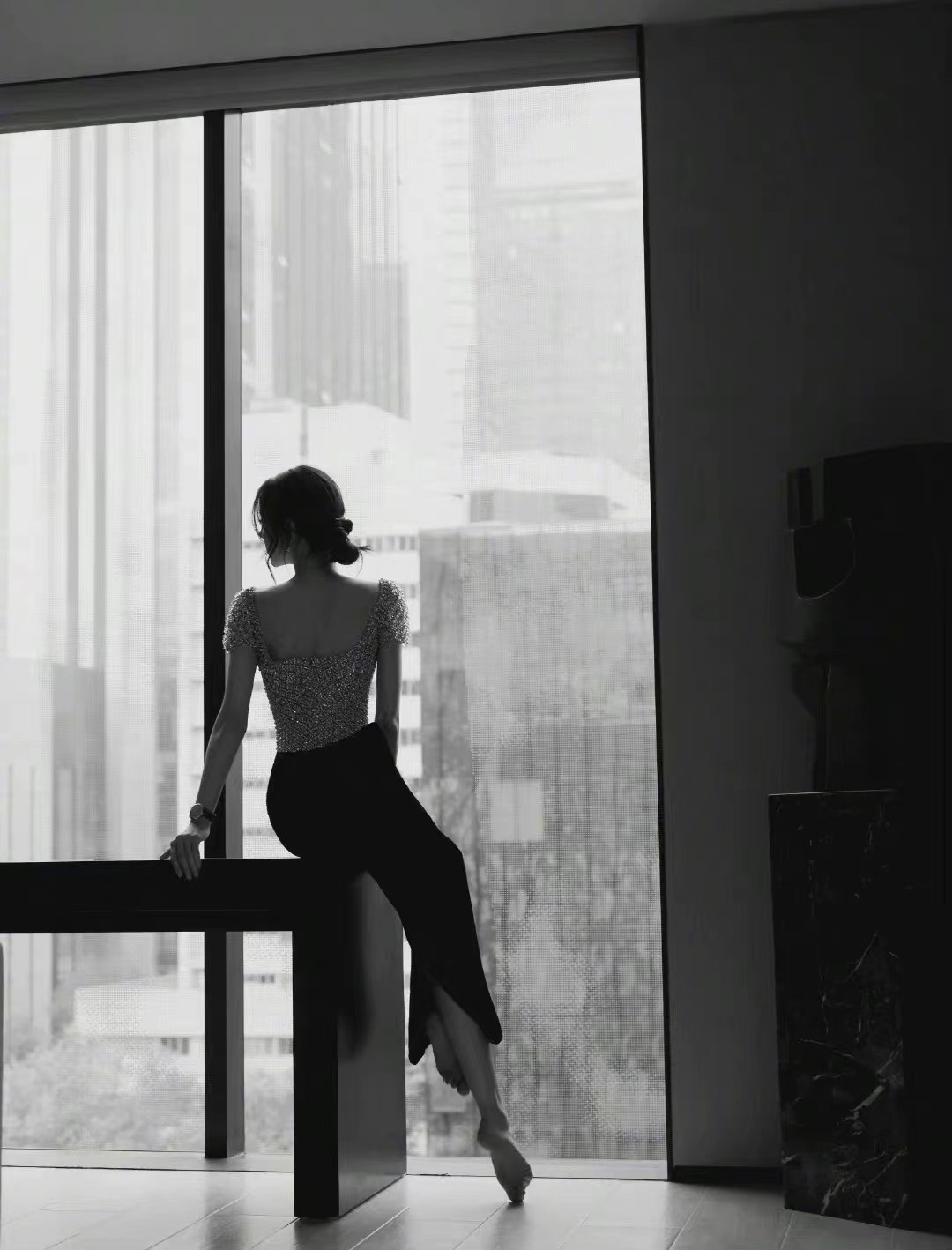 热巴最新红毯造型又封神!光脚穿黑色珠绣礼服,连脚趾头都是美的