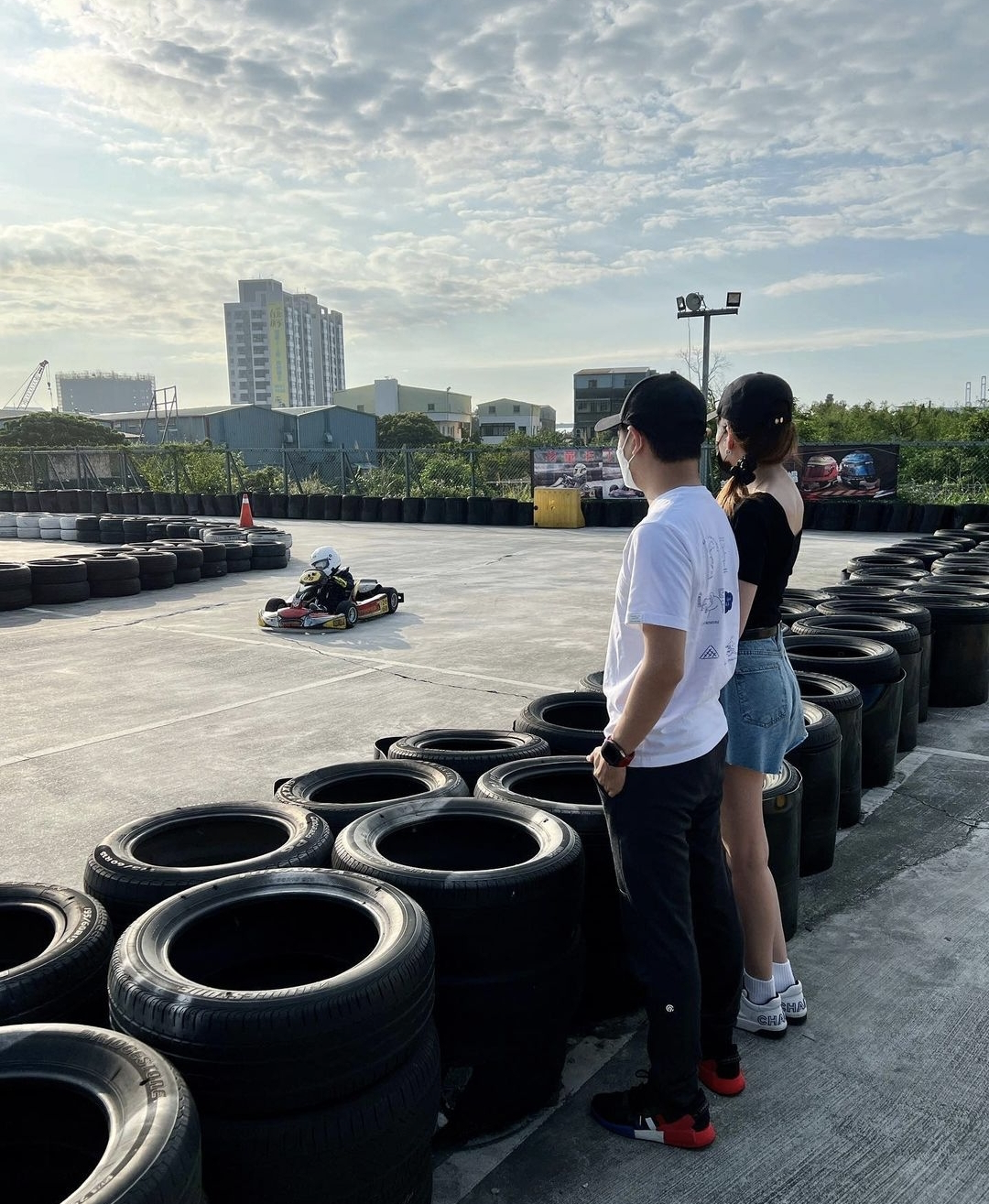 林志颖赛车事业后继有人，连续3天陪儿子练车，罕见与妻子秀恩爱