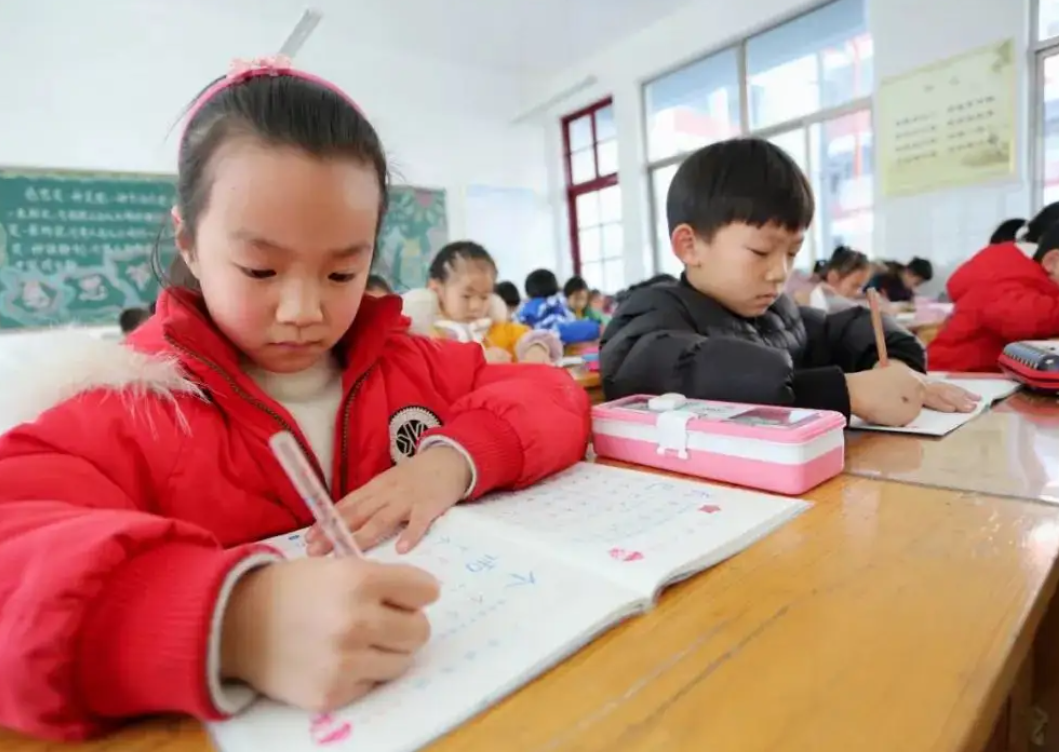 中小学生上课时间或有变化，老师听后并不开心，学生们却乐开了花