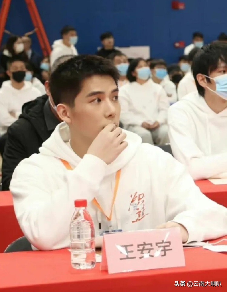 19岁签约杨天真公司，平时喜欢秀书法，王安宇如今成宝藏男孩