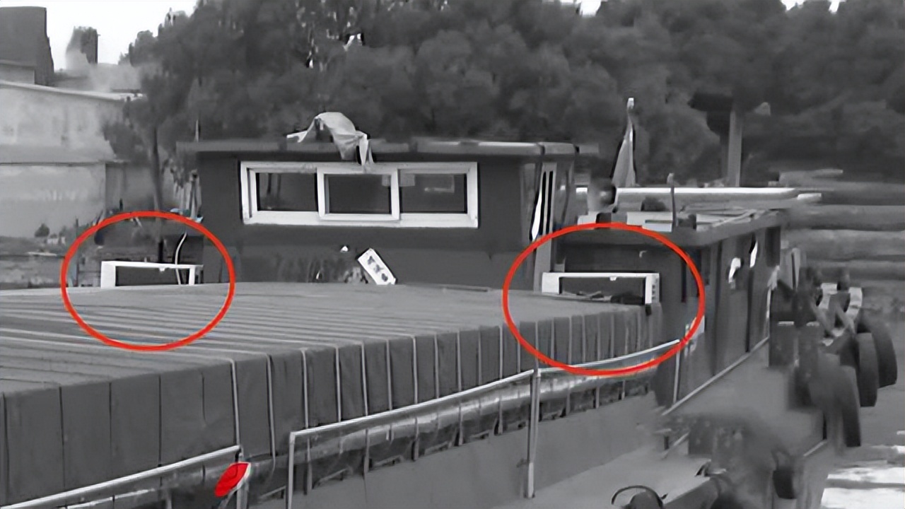 17年苏州运河夜夜有美女登船，警方锁定旧货船，破门后被震撼到了