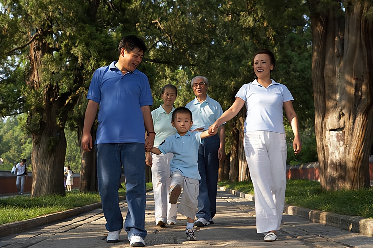 走路是最便宜的“长寿药”！避开这2个"时间点"，或越走越健康