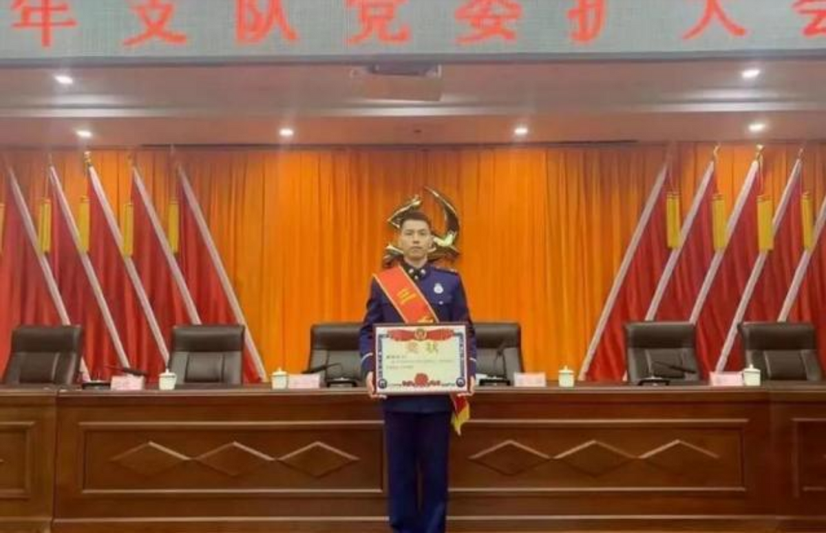 2021年，江西省24岁年轻人和85岁老人拍摄了“婚纱照”。