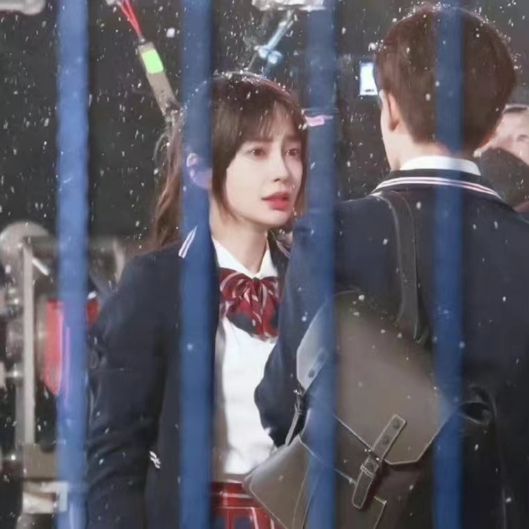 离婚才过2个月,杨颖四处受冷眼,她是否会念起黄晓明的好?