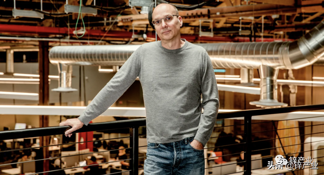 说苹果无聊的那个男人，做了一部手机