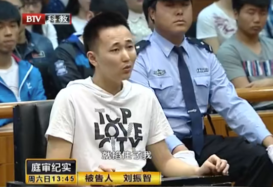 2014年，老实学生遭遇校园暴力，反抗中连捅两人，最终获刑15年