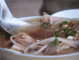 泡馍、夹馍、肉丸胡辣汤，碳水炸弹之王，陕西早餐究竟有多豪横？