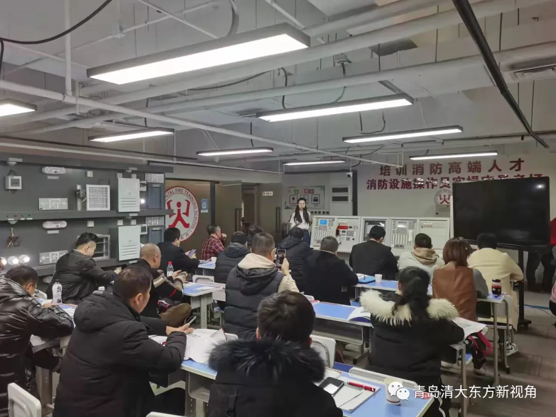 大年初十，青岛市清大东方消防培训学校的老师送考继续