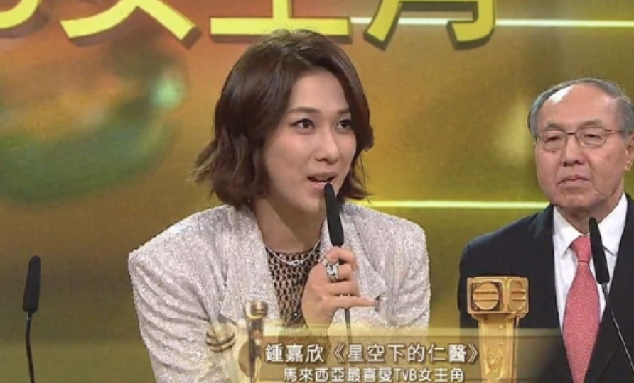 钟嘉欣情人节撒糖，罕见与年长13岁丈夫秀恩爱，揽腰贴脸很亲昵