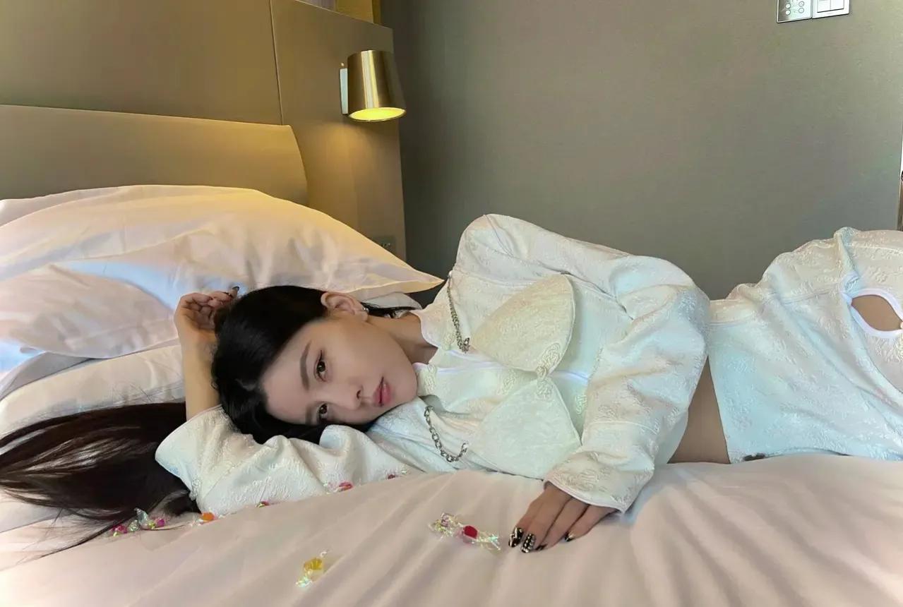 by2整容前后素颜惊呆众人 双胞胎女团by2否认整容图片