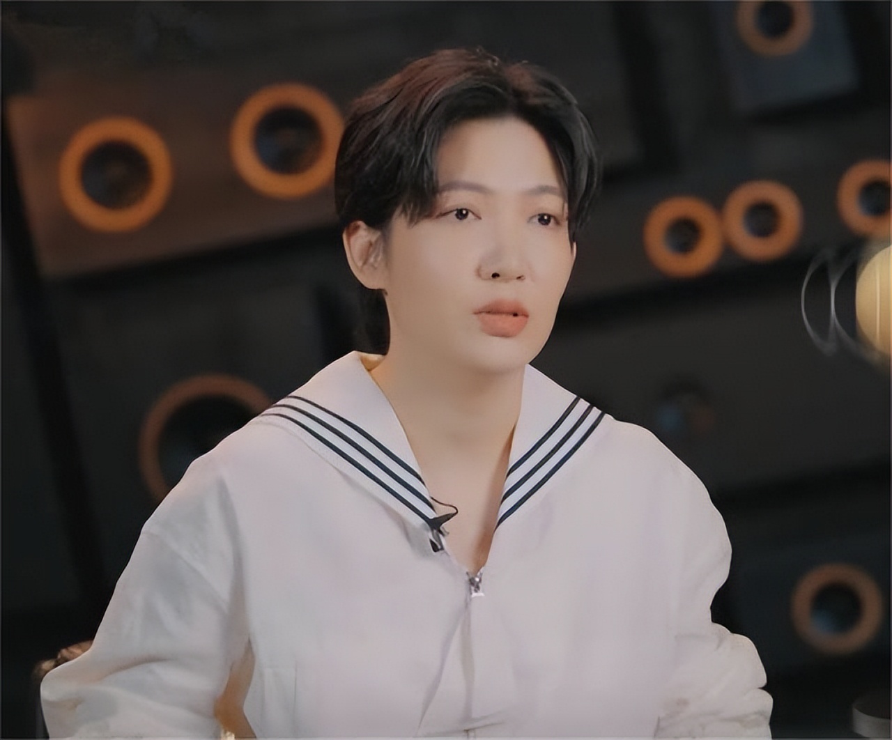 曾经郁可唯刘惜君的手下败将，以乐评人身份亮相《声生不息》