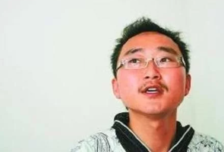 高考作文得6分，字体无人能识却被破格录取，但他一手好牌打稀烂