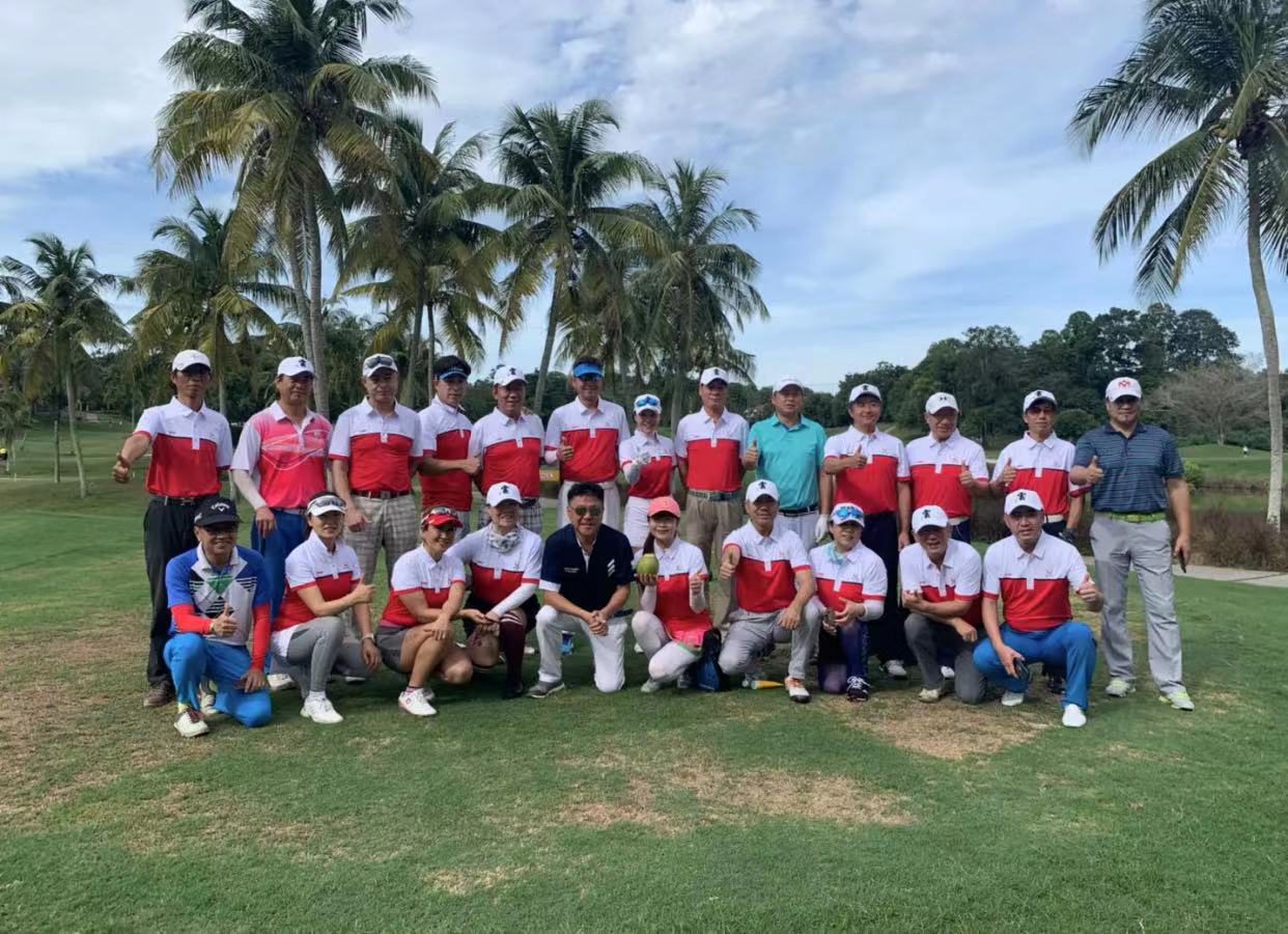 63岁姜育恒豪宅宴客，穿4000多T恤喝得满脸通红，身材发福认不出