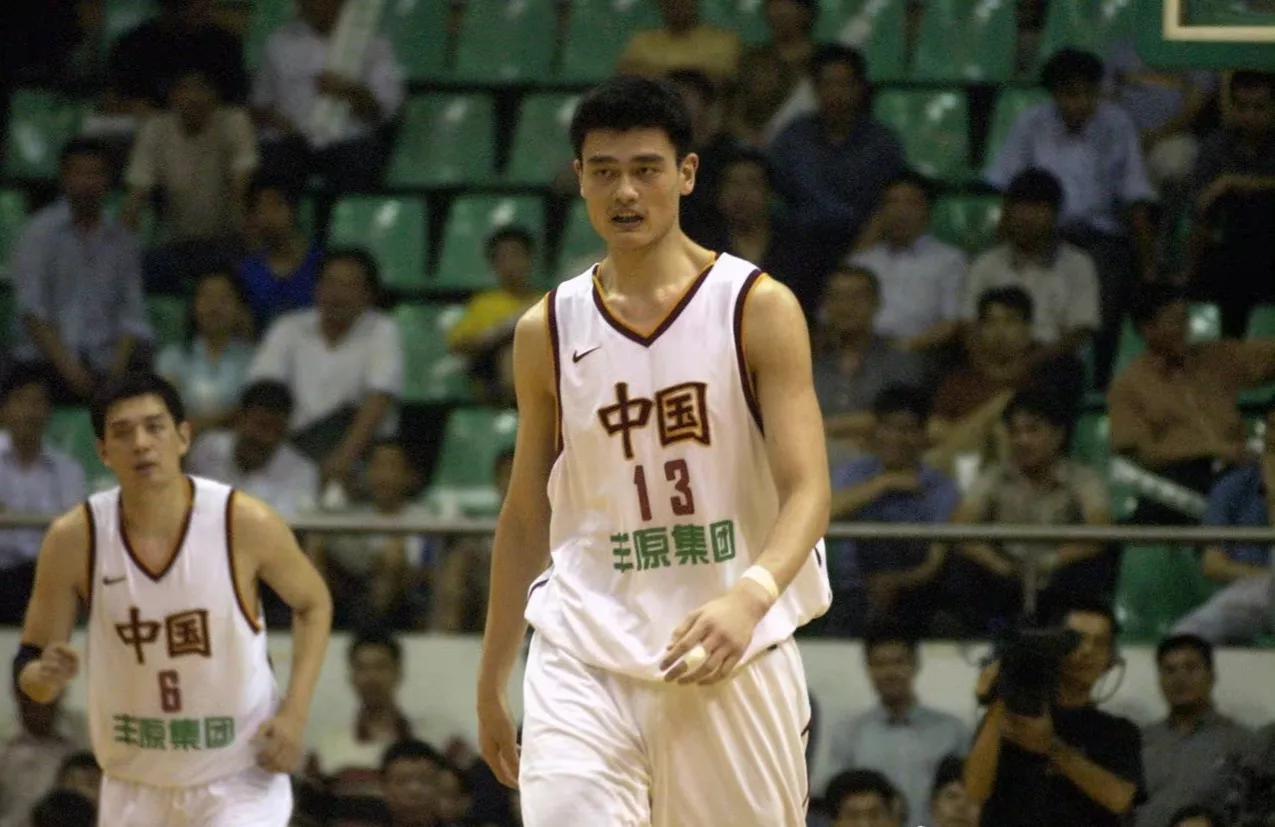 中国篮球nba球员有哪些(中国男篮10大球星，姚明排名榜首，内线球员居多，郭艾伦成功入选)