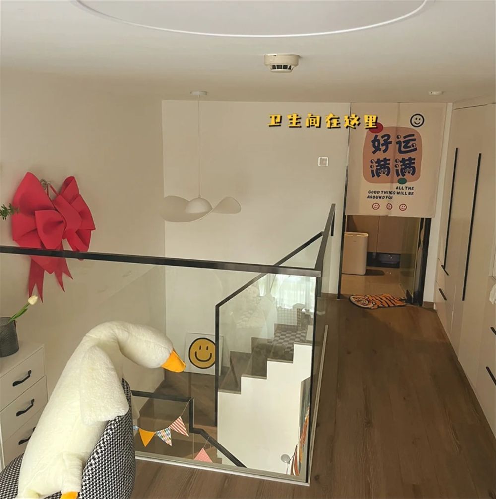 杭州姑娘买下17㎡LOFT，利用四米二层高做隔层，花光积蓄装修蜗居