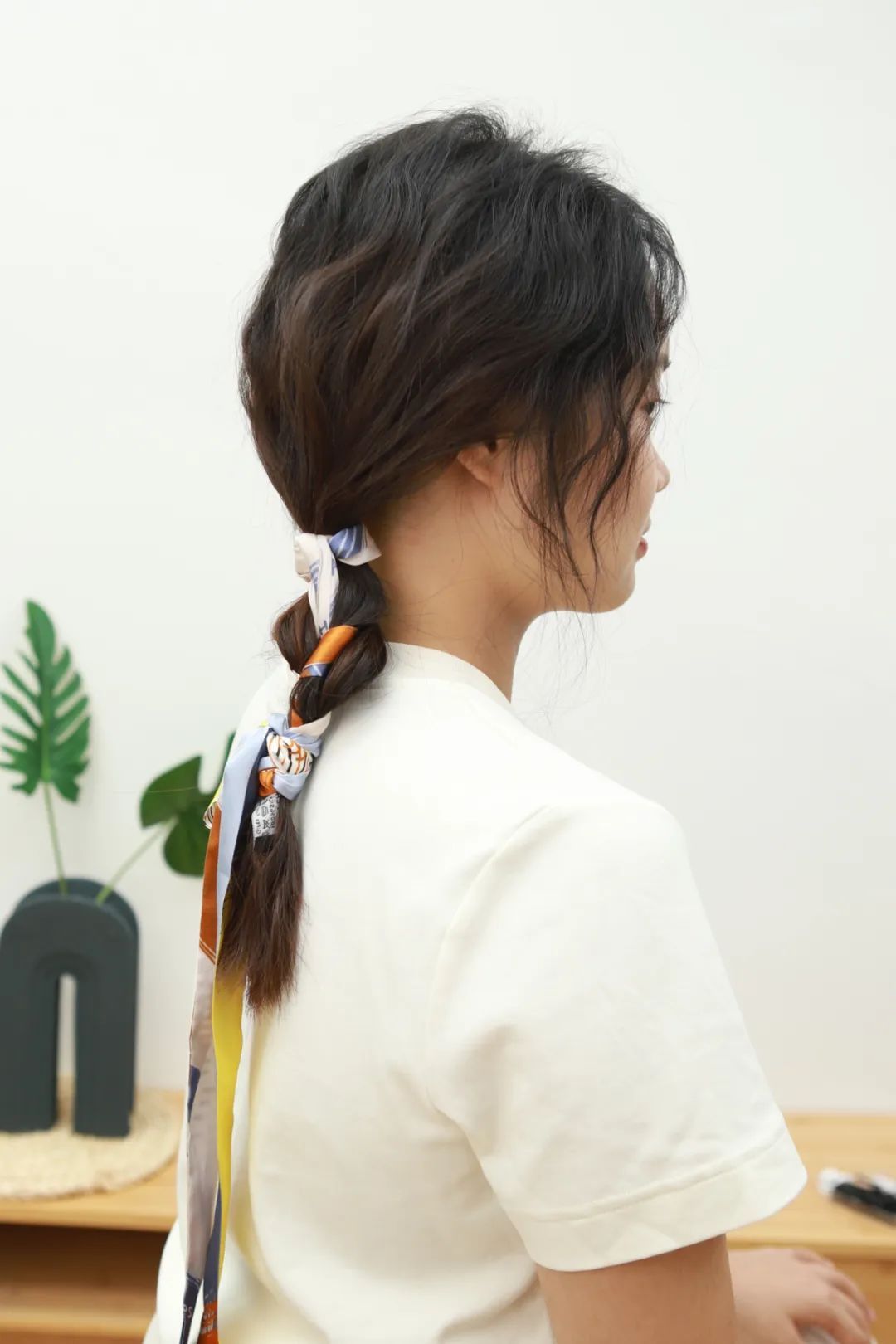 这款也很简单易学,因为是盘起来的样式,所以很适合发质不好或者层次不