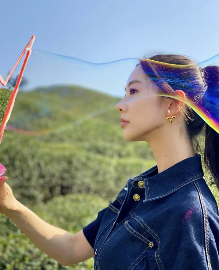 第一美女克拉拉茶园里吹泡泡!腰肢纤细侧颜惊艳,身上短裙近两万