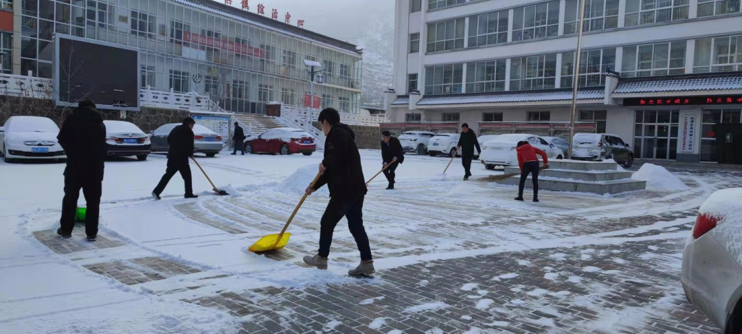 “浴雪”奋战！临潭县组织干部群众清扫降雪