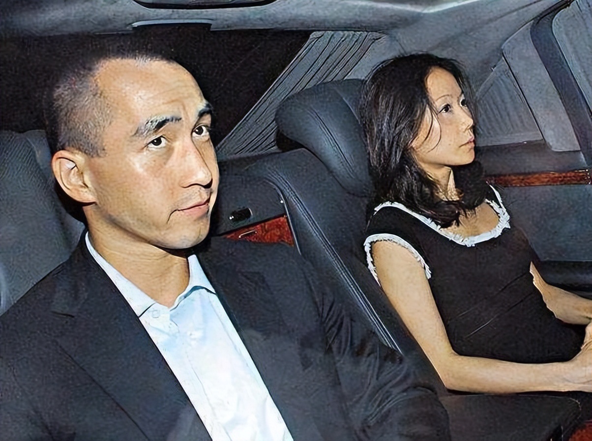 何猷龙：23岁娶初恋，结婚22年零绯闻，靠自己赚百亿家产