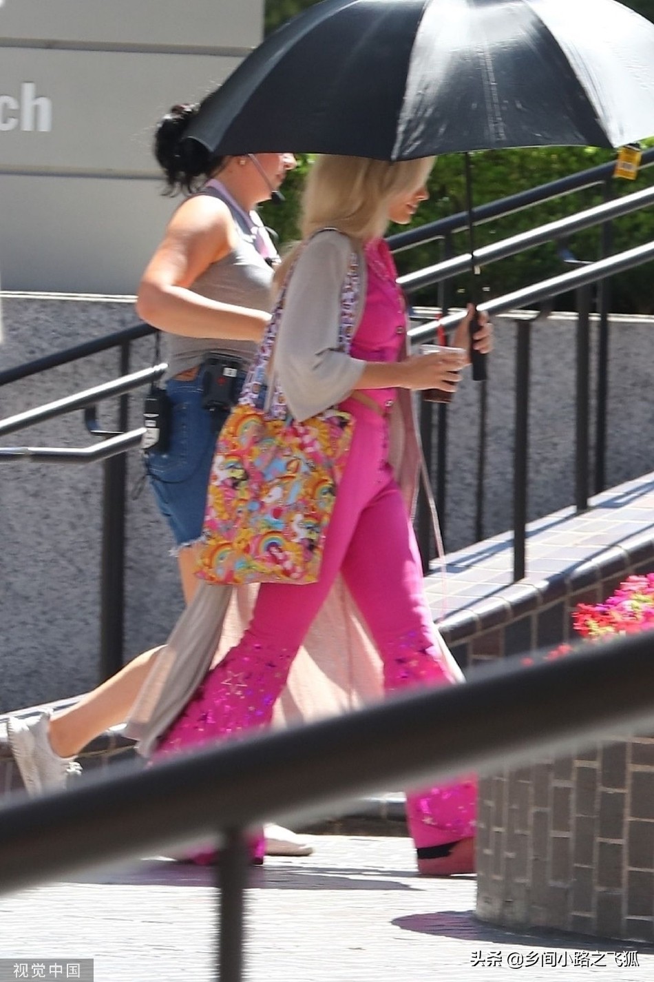 玛格特·罗比新片《芭比》片场花絮曝光 粉衣造型个性惹眼