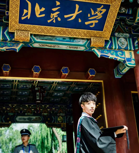 北大学生“哭诉”学霸日常，学习任务很重，连聚餐都得打足精神