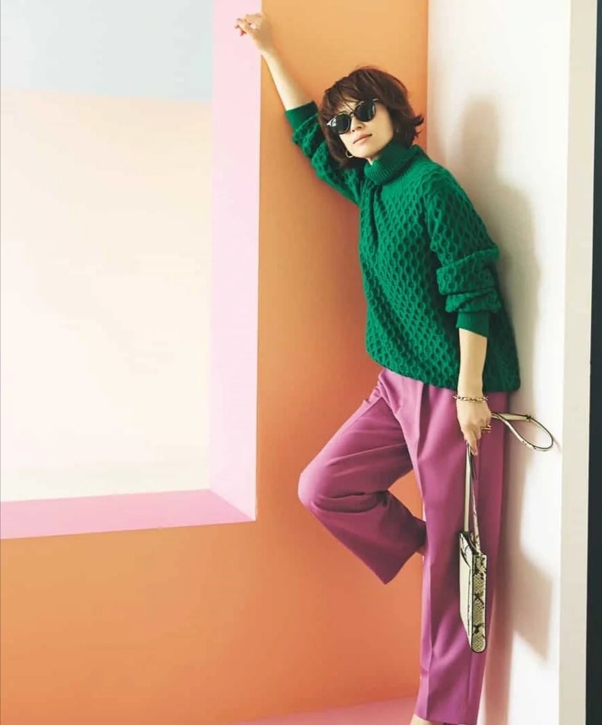 只穿黑白灰太老气了！学学日系的“撞色搭配法”吧，时髦又有范儿