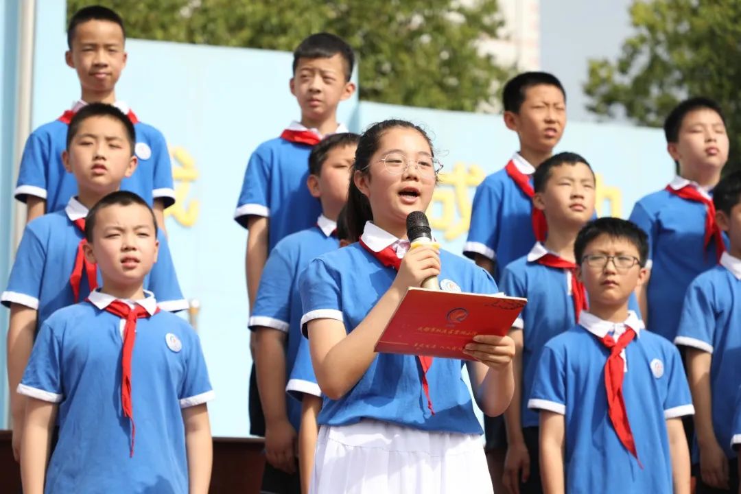 成都市双流区棠湖小学举行“交通安全主题”升旗仪式