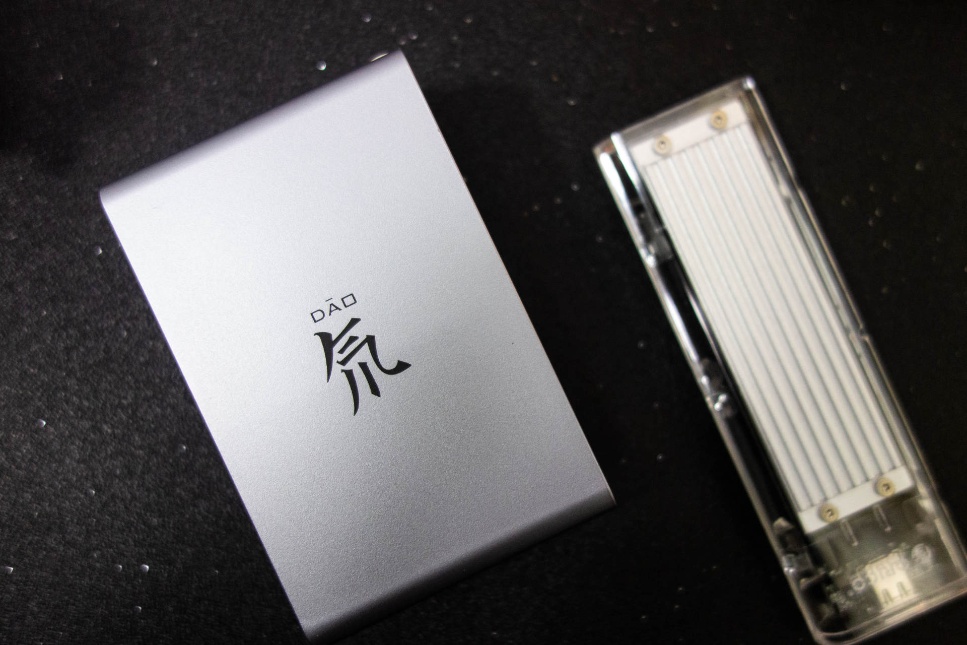 努比亚120W氘锋氮化镓，2C+1A 三口快充一步到位