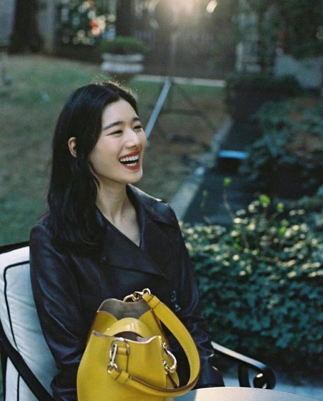 郑恩彩拍剧期间的穿搭