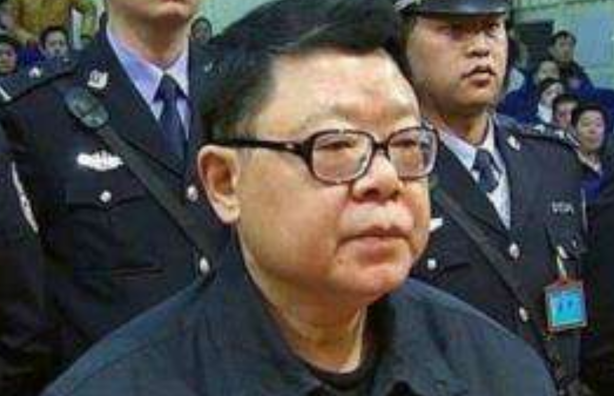 2009年，“重庆谢姐”被判18年罚金102万，曾包养16名小鲜肉玩乐