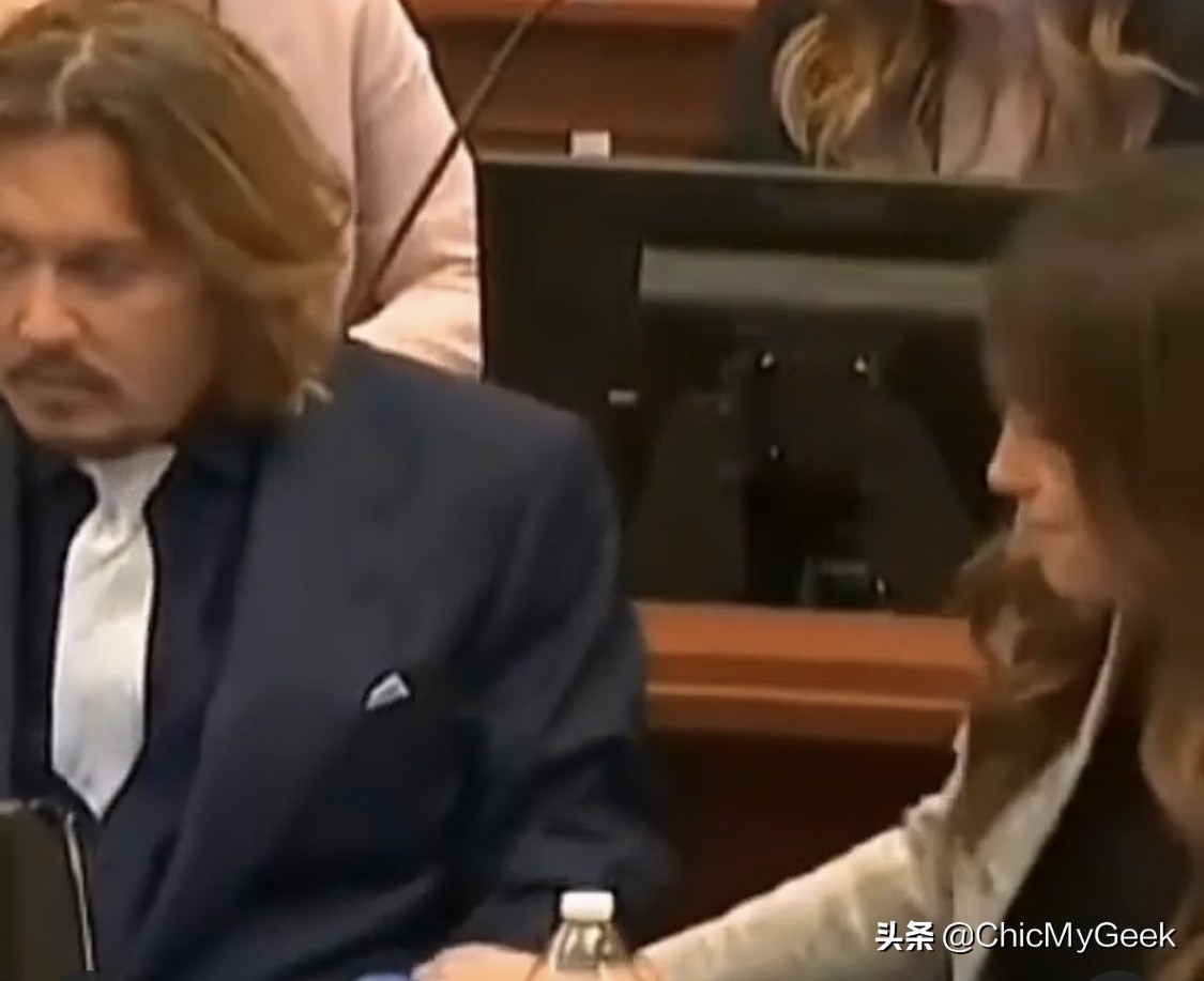 德普爆新恋情？和美女律师法庭咬耳朵暧昧对视，疯传燃爱火