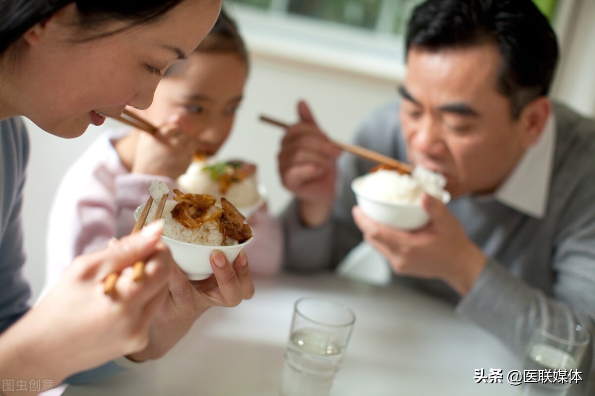 晚餐与寿命有关系？想健康长寿，晚饭别老犯这4个“忌讳”