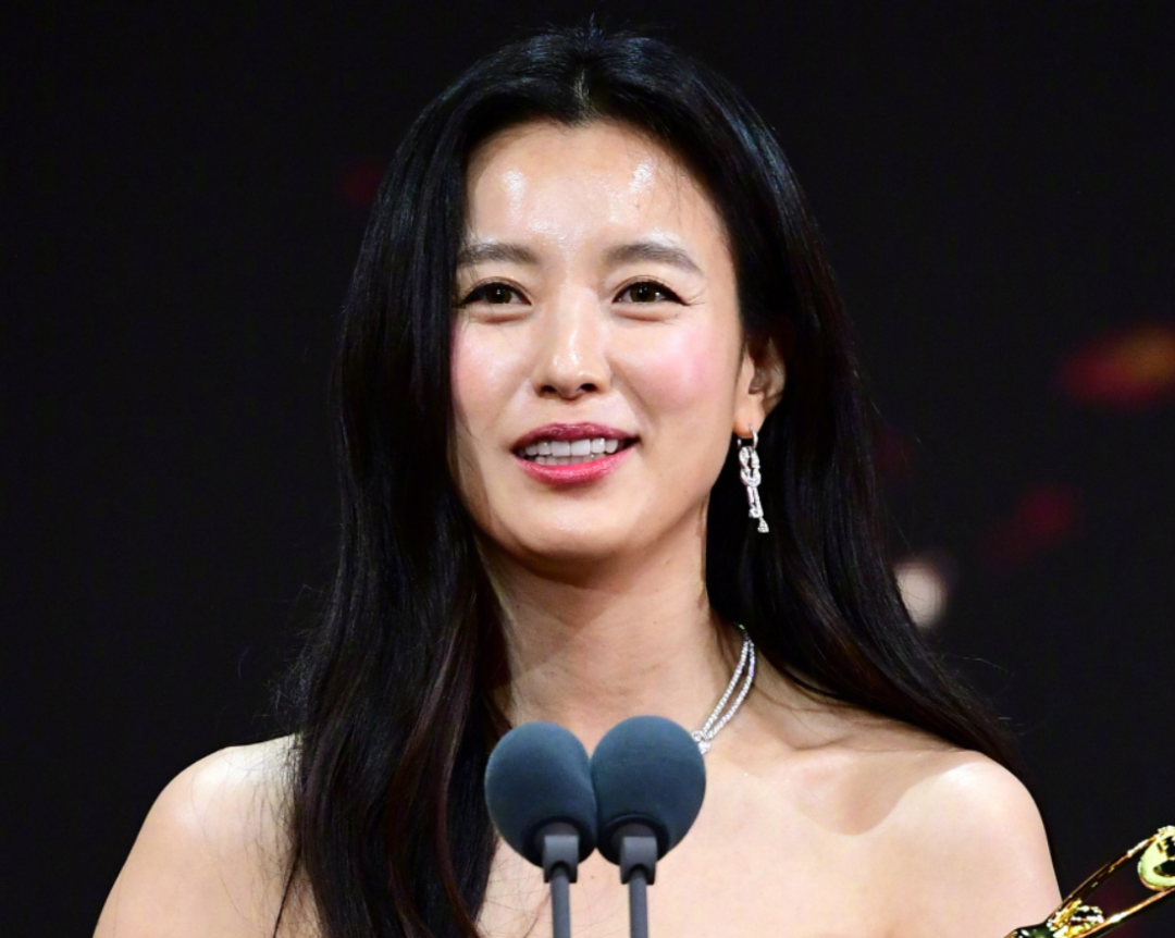 韩国青龙大赏明星生图！没了滤镜颜值集体掉线，金高银发际线堪忧