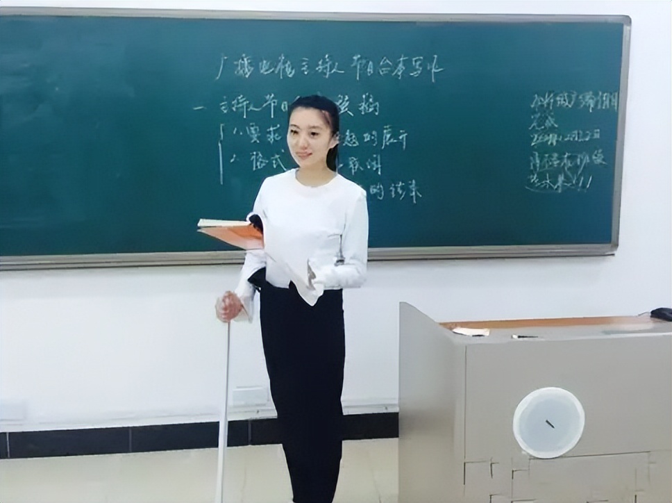 女大学老师酷似“港风女神”，学生上课争先恐后