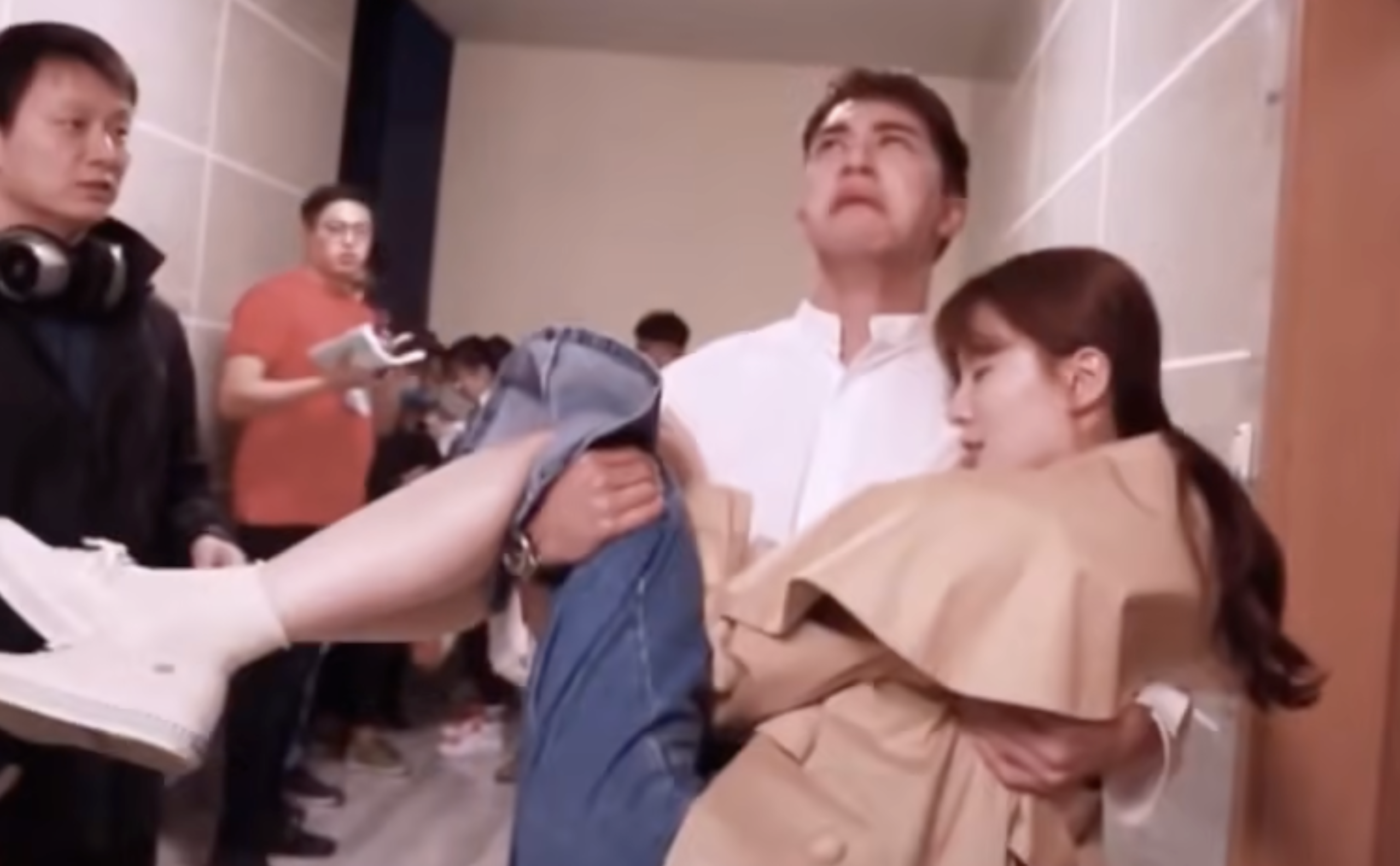 眉毛稀疏、假腹肌、高跟鞋，男星7大作假，男人的虚荣心多可怕