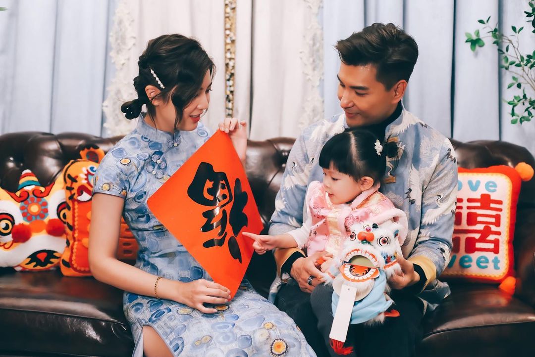 陈展鹏一家三口穿亲子装贺年 父女俩演出「开年剧」