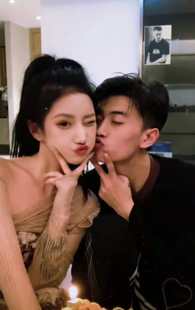 情人节第一对情侣官宣!21岁美女网红与前任复合,海边拥吻太浪漫