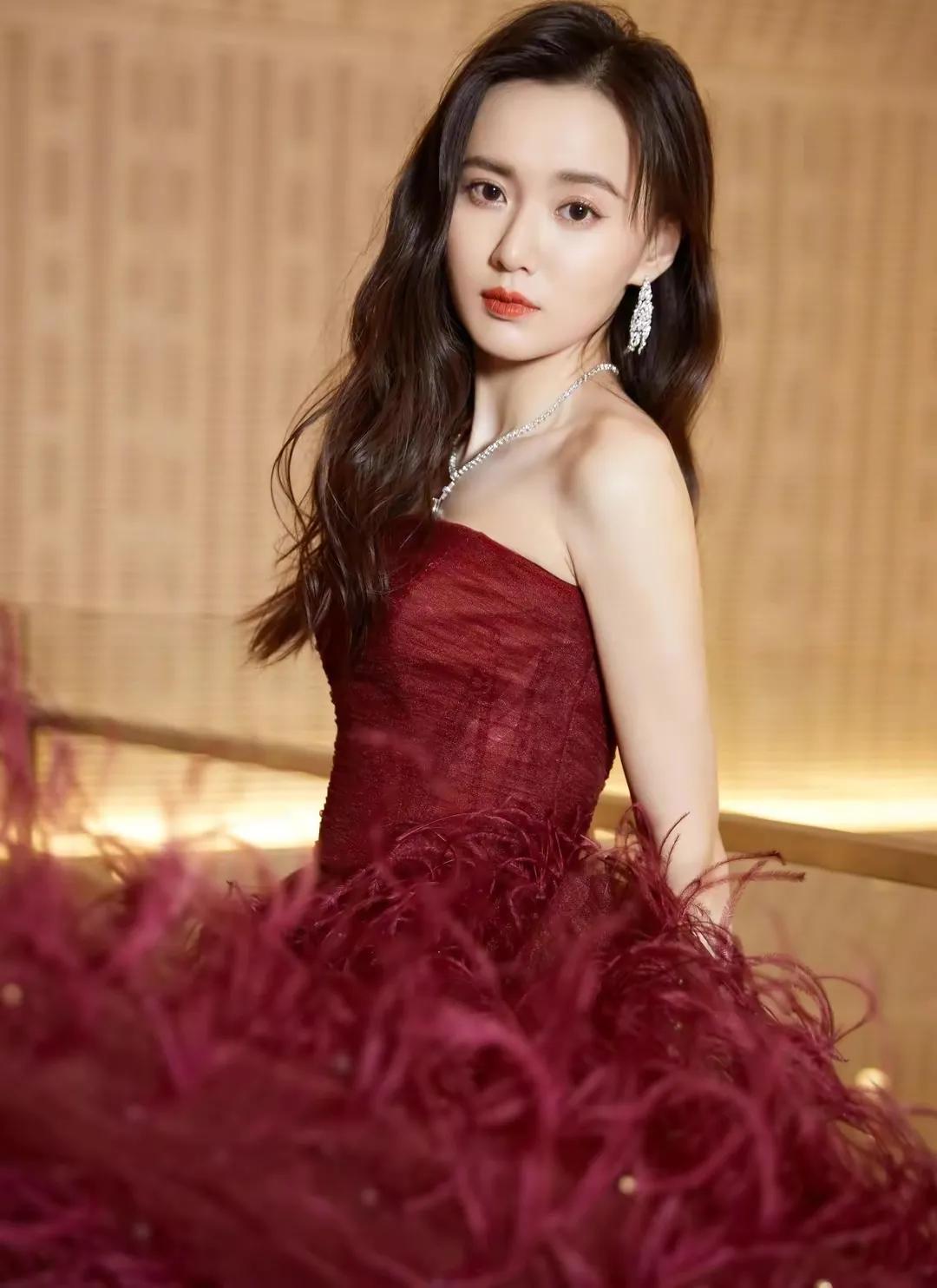 江铠同貌美如花，气质优雅