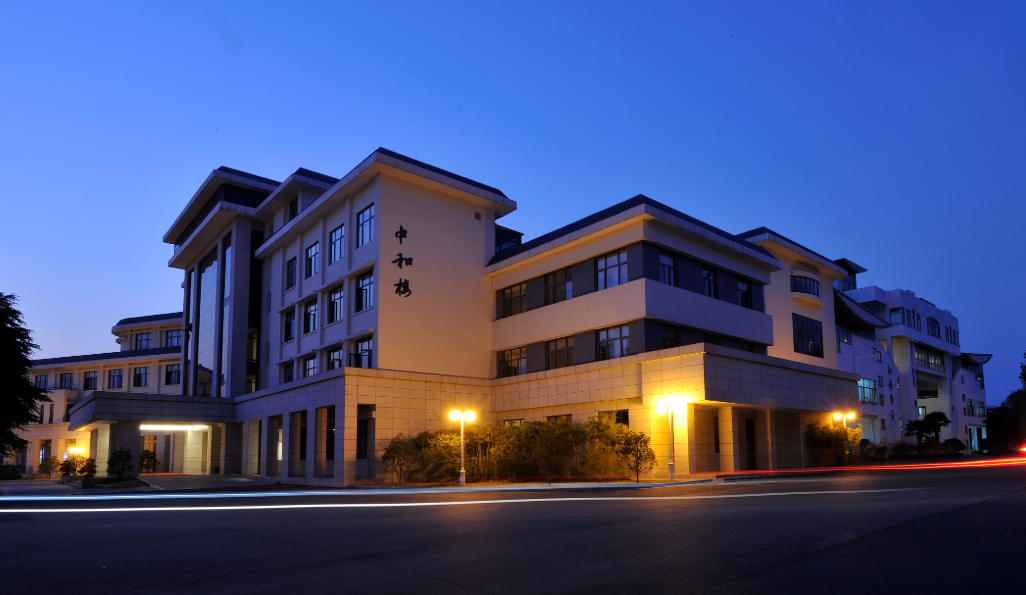 江苏这所普通大学，经常被误会成211，王牌专业太吃香了