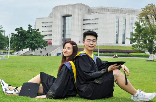 高颜值情侣双双保研到名校，一起努力，这才是大学生正确的恋爱观