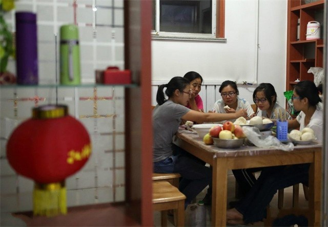 2017年山东农村四胞胎姐妹花同时考上大学，父母给他们买了部手机