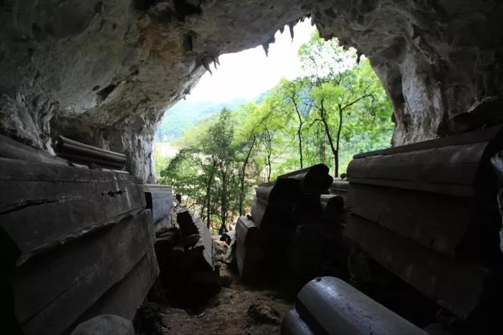 扶灵什么意思(贵州最后的守棺人：白天工地干活，晚上回葬洞守着567具棺材入睡)