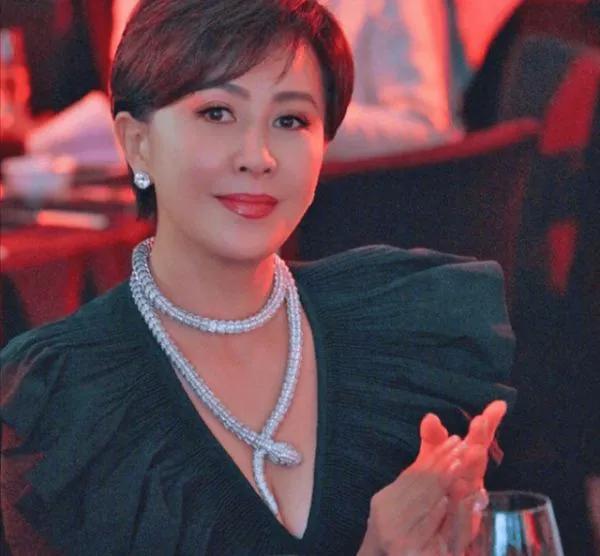 花钱如流水的4位女明星，一年2亿，有钱也养不起