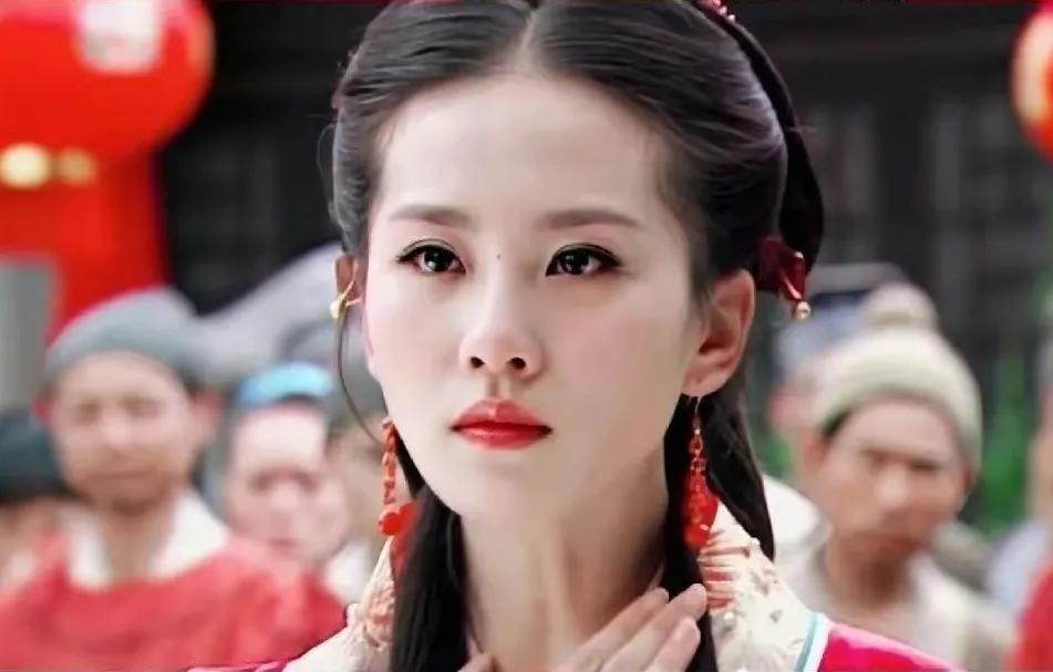 从早期刘诗诗的作品中,发现她这颗痣长得还挺有辨识度的,山根一小点