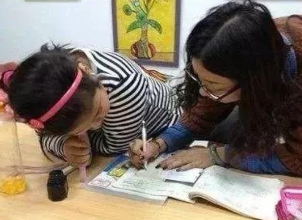 大连一小学生用ABB的格式组词，家长批改作业时，气得满地找棍子