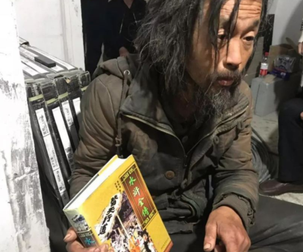 大学生照片女生图片（女大学生衣着单薄住桥底）