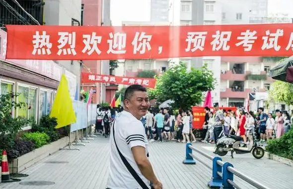 55岁大爷成“高考网红”，一心想考上四川大学，屡败屡战精神可嘉