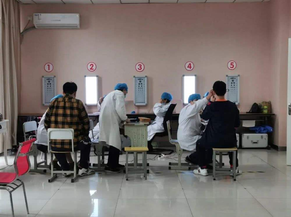 高考体检时的“名场面”，个别学生“脱光光”，还有的吓成表情包