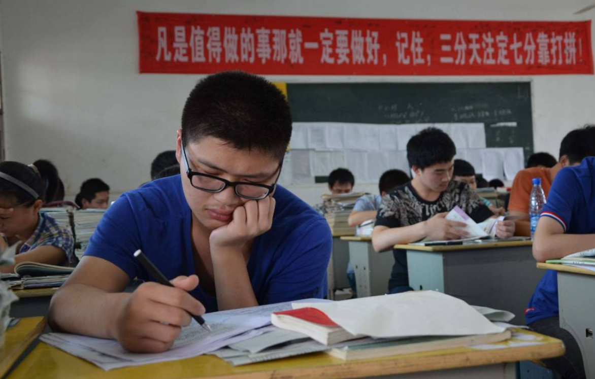 女生在“夜店”做高考题，引评论区群嘲：你是以大专为目标吗？