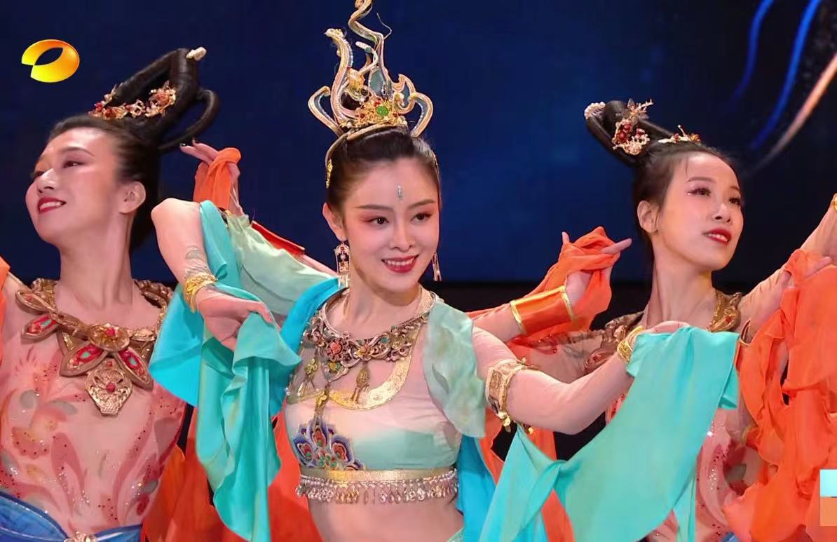 湖南卫视春晚收视率夺冠,高圆圆惊艳亮相,蔡徐坤歌曲难听